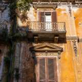...dotati di persiane scure e architravi con decori vegetali